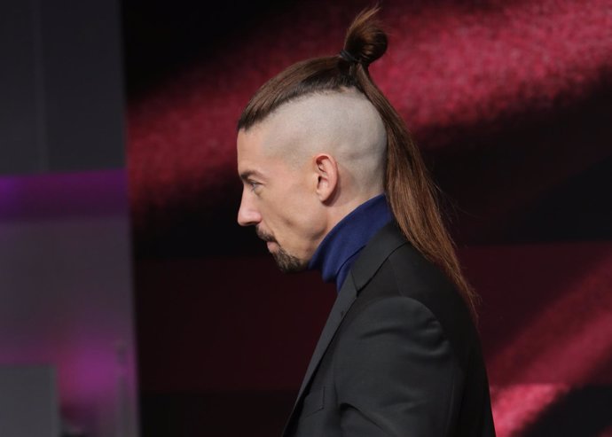 Adrián Lastra y su impresionante peinado a lo mohicano 