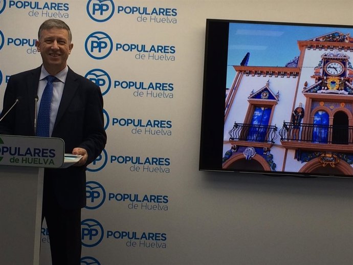 Carmelo Romero junto a una imagen de la nueva fachada