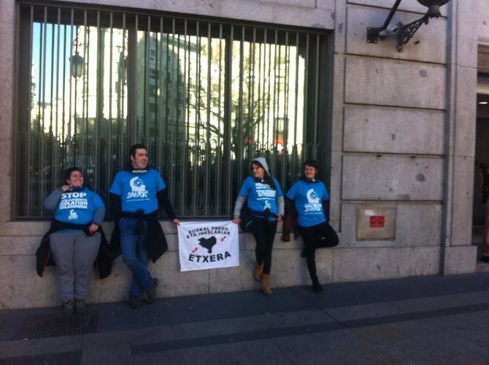 Partidarios de presos de ETA protestan ante Instituciones Penitenciarias