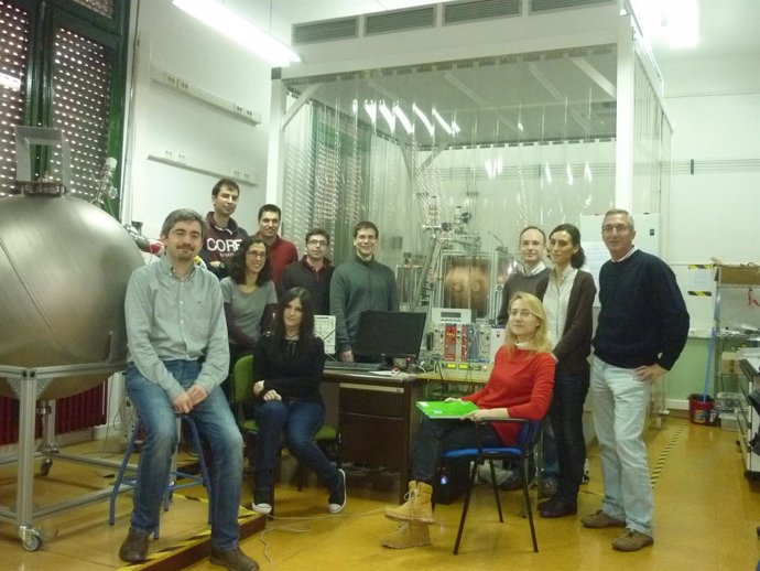 El físico de UZ Igor García Irastorza y su equipo delante del detector TREX-DM