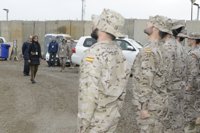 Cospedal visita por Navidad a las tropas que ayudan en la lucha contra el yihadismo en África