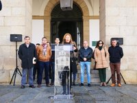 Un minuto de silencio recuerda en Cáceres a las mujeres víctimas de violencia de género
