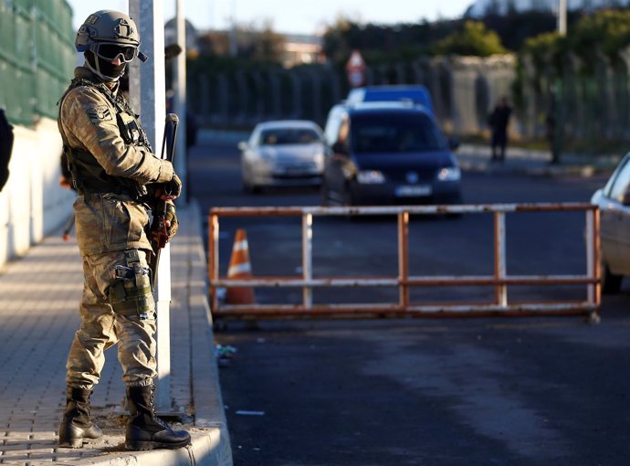 Un militar turco vigila el arranque del primer juicio por lel golpe fallido