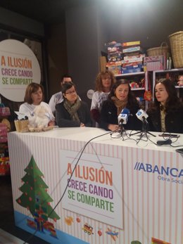 Abanca entrega a Cáritas juguetes en A Coruña y Vigo.