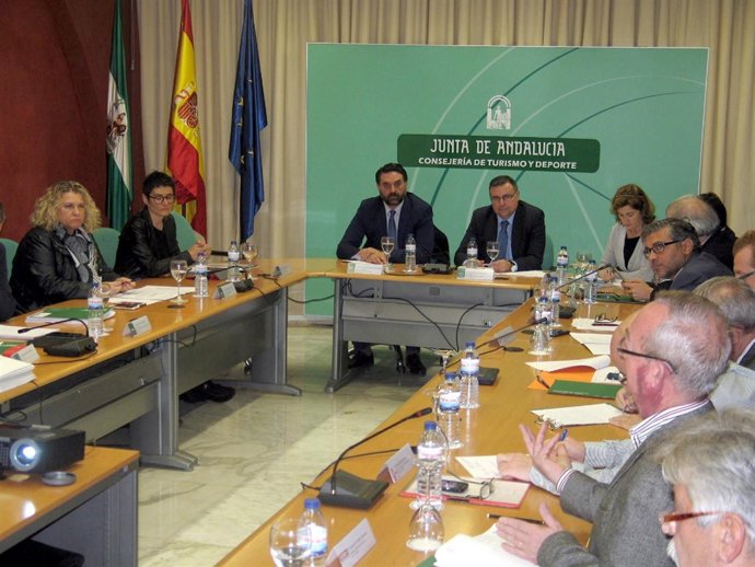 El consejero preside la reunión de la Mesa del Turismo 
