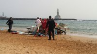 Una avioneta con tres personas realiza un aterrizaje de emergencia en la playa de Las Teresitas (Tenerife)