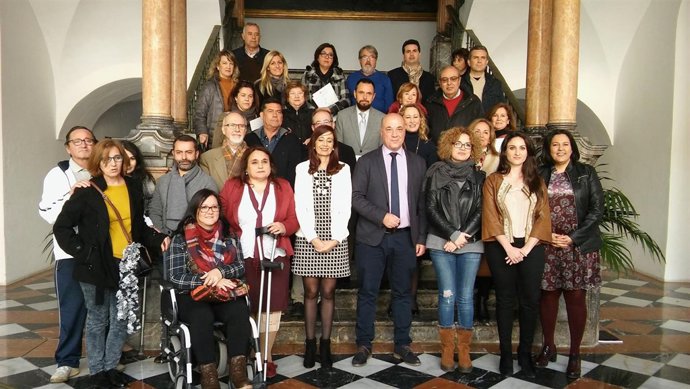 Ruiz (centro), junto a autoridades y beneficiarios