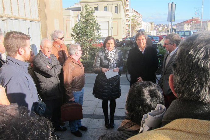 Gema Igual y Jaime González con vecinos de la zona de Antonio López