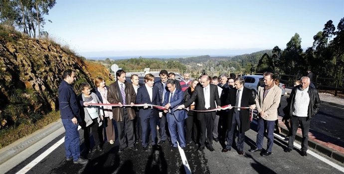 Revilla inaugura la mejora de la carretera 