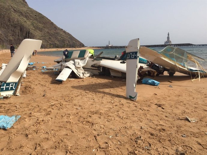 Una avioneta realiza un aterrizaje de emergencia en la playa de Las Teresitas