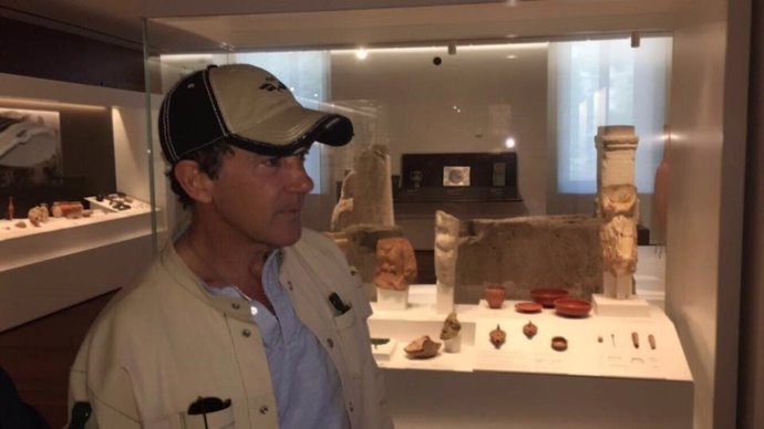 Antonio Banderas visita el museo de málaga aduana arte cultura apoyo
