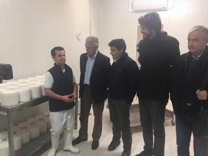 Menacho en visita a fábrica de quesos en San José del Valle en Cádiz