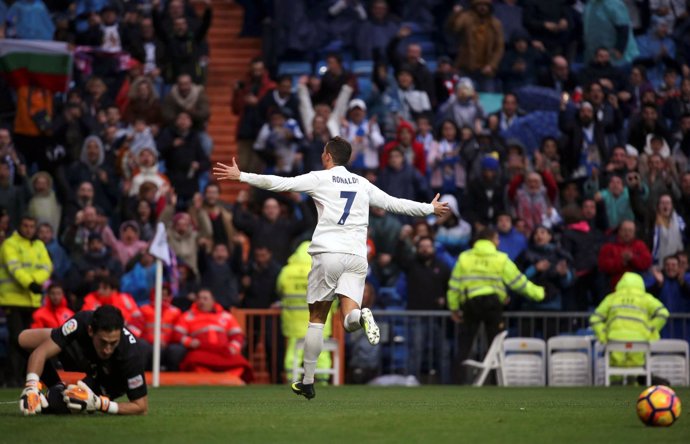 Cristiano Ronaldo celebra un gol ante el Sporting en un lluvioso Bernabéu