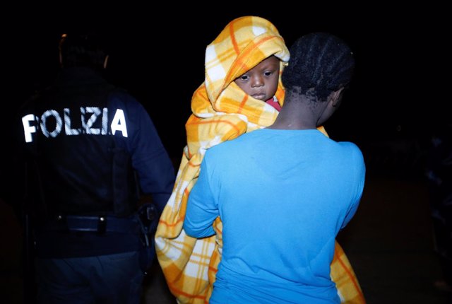 Inmigrantes rescatados llegan a Sicilia