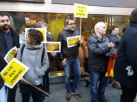 Representantes de la CUP y ERC muestran en la Audiencia Nacional su apoyo al concejal detenido