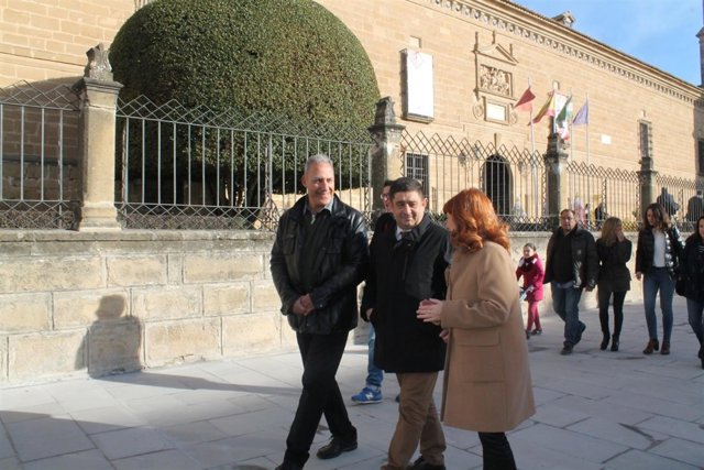 Reyes (c) junto a Olivares pasea por el entorno del Hospital de Santiago.