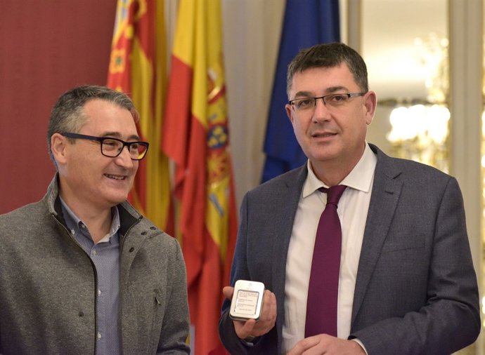 El Síndic de Comptes entrega el informe de Fiscalización a Enric Morera