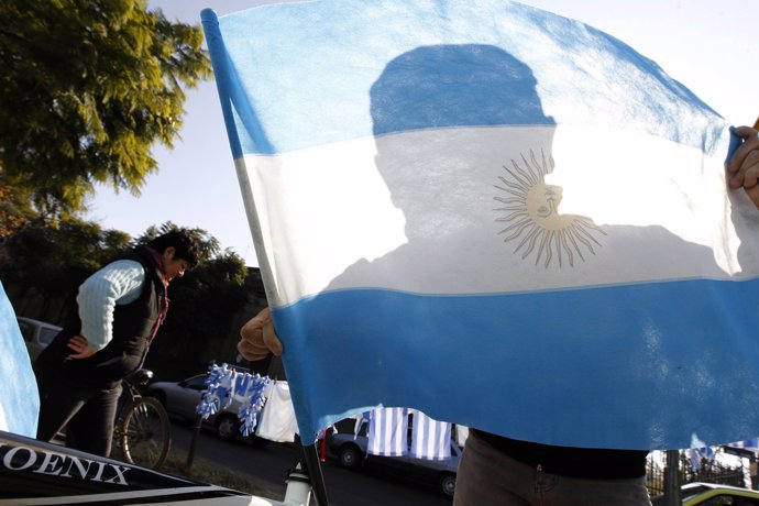 Persona con la bandera Argentina en las calles de Santa Fe 