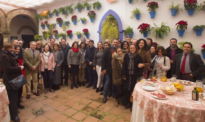 La alcaldesa (centro), con miembros de la Corporación y periodistas