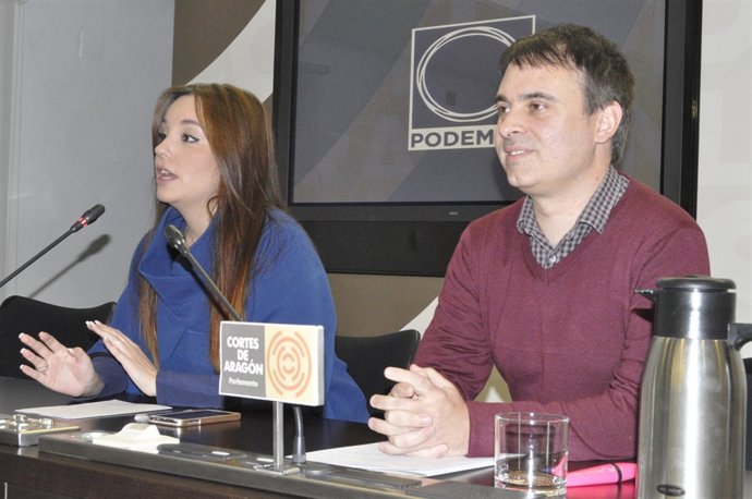 Los dipuados de Podemos Aragón Maru Díaz y Román Sierra.