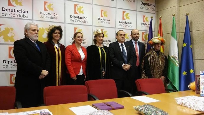 Barbero (centro), junto a organizadores y Reyes Magos