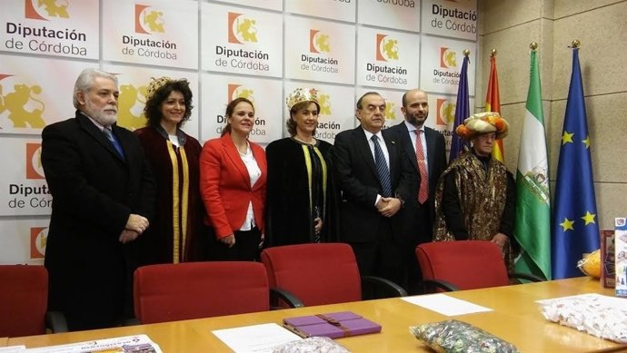 Barbero (centro), junto a organizadores y Reyes Magos