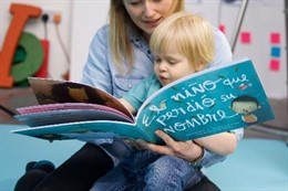 NIÑO LEYENDO UN LIBRO