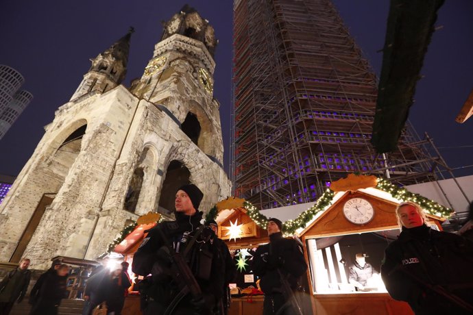 La Policía alemana patrulla el mercadillo de Berlín atacado