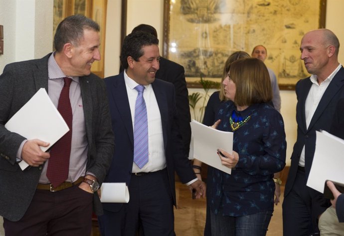 Javier Moliner y otros diputados de la Diputación de Castellón