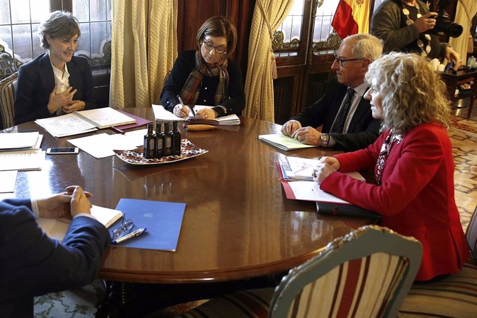 La ministra Isabel García Tejerina, con la vicepresidenta de Cantabria 