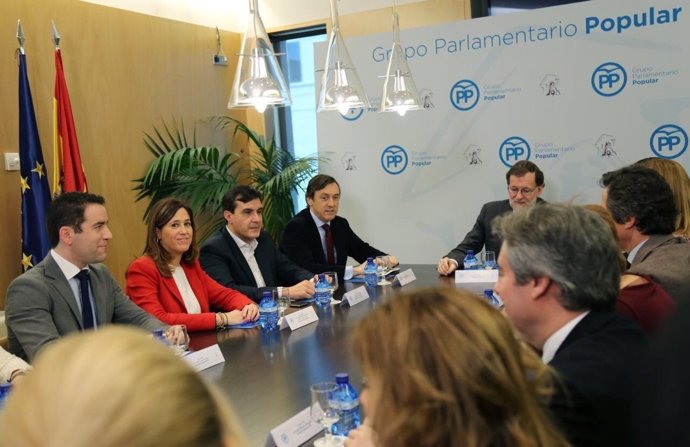 Mariano Rajoy con Rafael Hernando y el Consejo de Dirección del Grupo Popular 