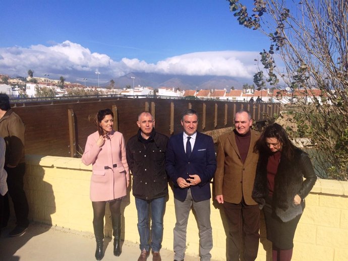 Elías Bendodo en pasarela senda litoral con alcaldes casares y manilva