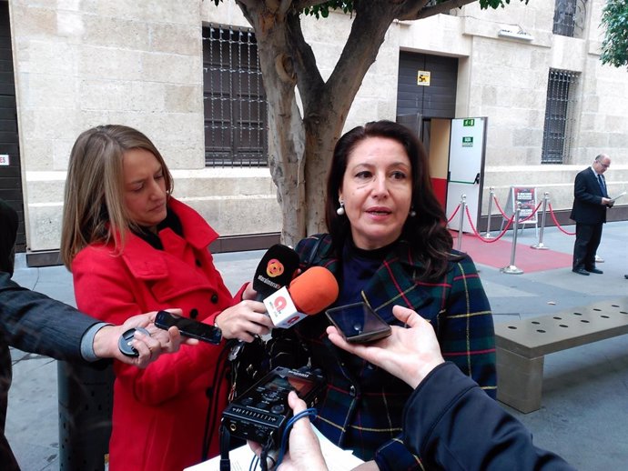 La portavoz del PP-A en el Parlamento, Carmen Crespo, ofrece declaraciones