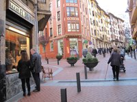 El arte urbano toma los comercios vacíos de la calle Portu de Barakaldo (Bizkaia)