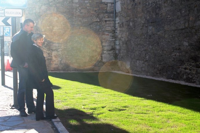 La concejal Ana Franco visita las zonas verdes de la muralla