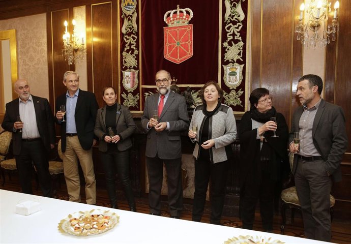 Barkos acompañada por varios miembros del Gobierno