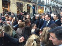 Rajoy se da un paseo por Madrid y se declara optimista dos meses después de su investidura