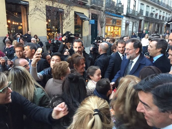 Rajoy, rodeado de ciudadanos en Madrid 