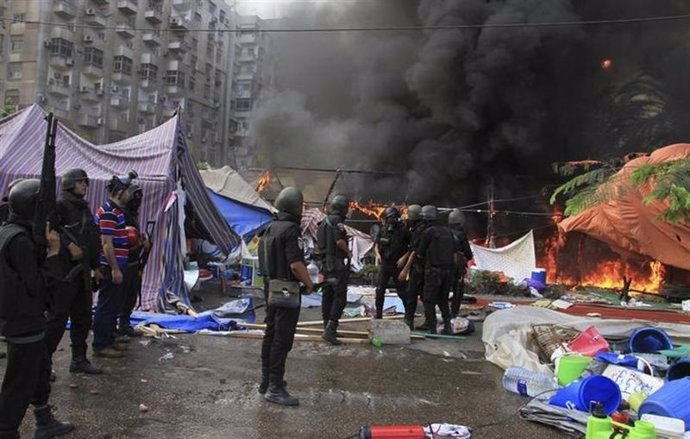 Asalto a la acampada a favor de Mursi en la plaza Rabaa al Adawiya