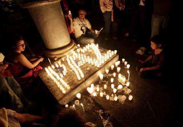 Guatemaltecos forman la palabra  'Paz' con velas