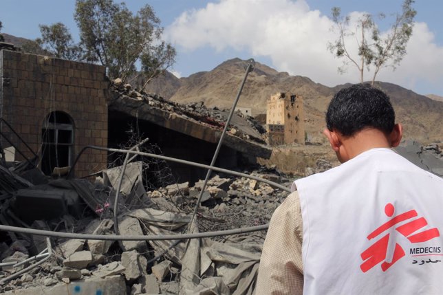 Trabajador de MSF observa los restos de un hospita