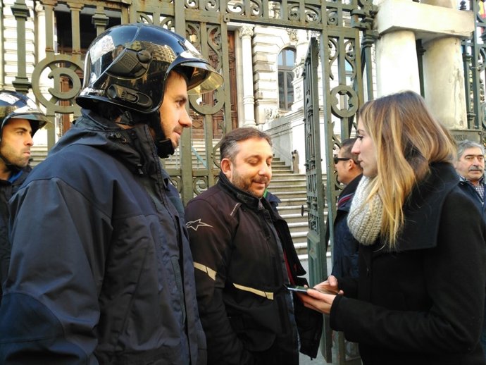 Lucía montejo habla con los bomberos del SEPA.