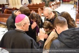 El cardenal Osoro bendice a una familia