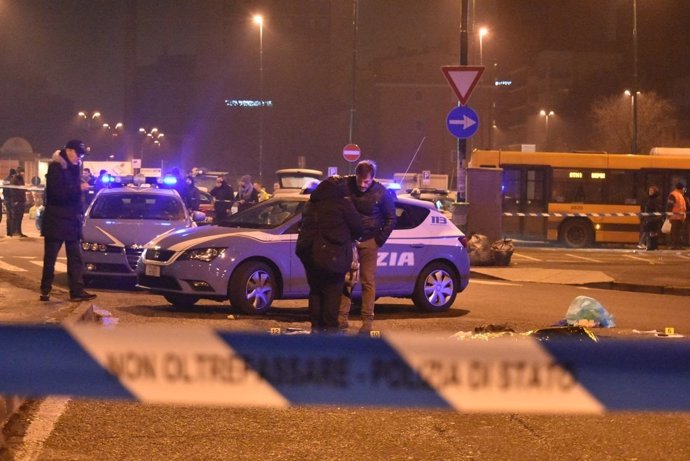Policía italiana en el lugar del tiroteo a Anis Amri 
