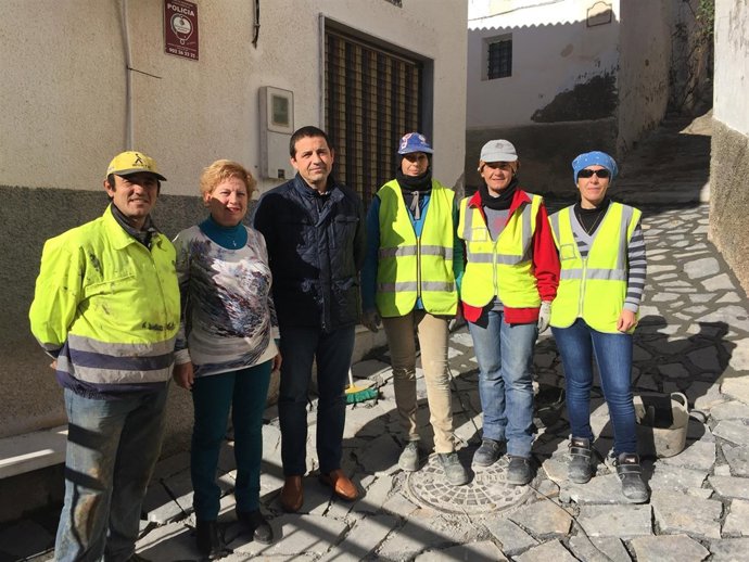 El diputado durante su visita a Laroya.