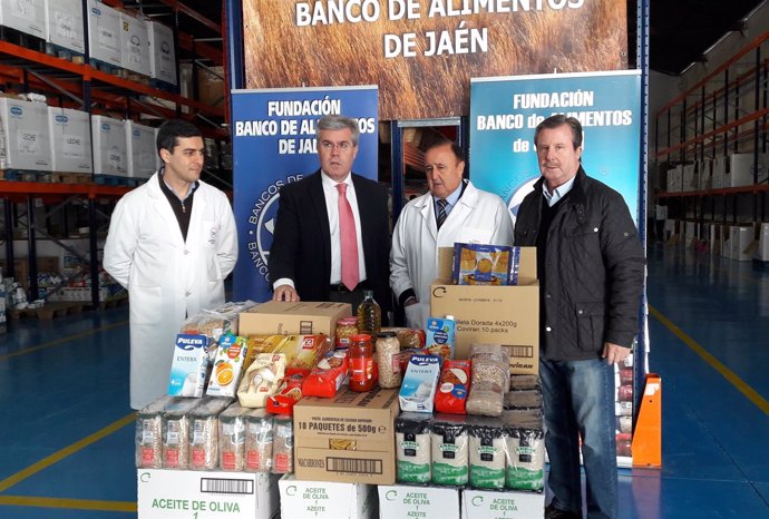 Entrega de productos del PP de Jaén al Banco de Alimentos.