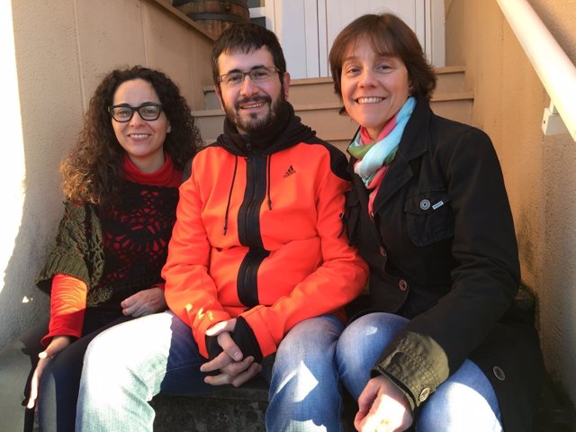 La periodista Ana Basanta, Jaume Catalán y Ester Ferrando