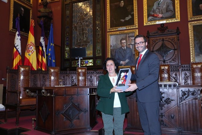 La historiadora Maria Barceló y el alcalde de Palma