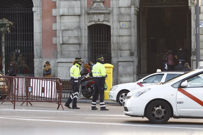 Agente de movilidad de Madrid controla el tráfico