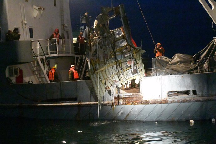 Restos recuperados del avión ruso estrellado en el mar Negro